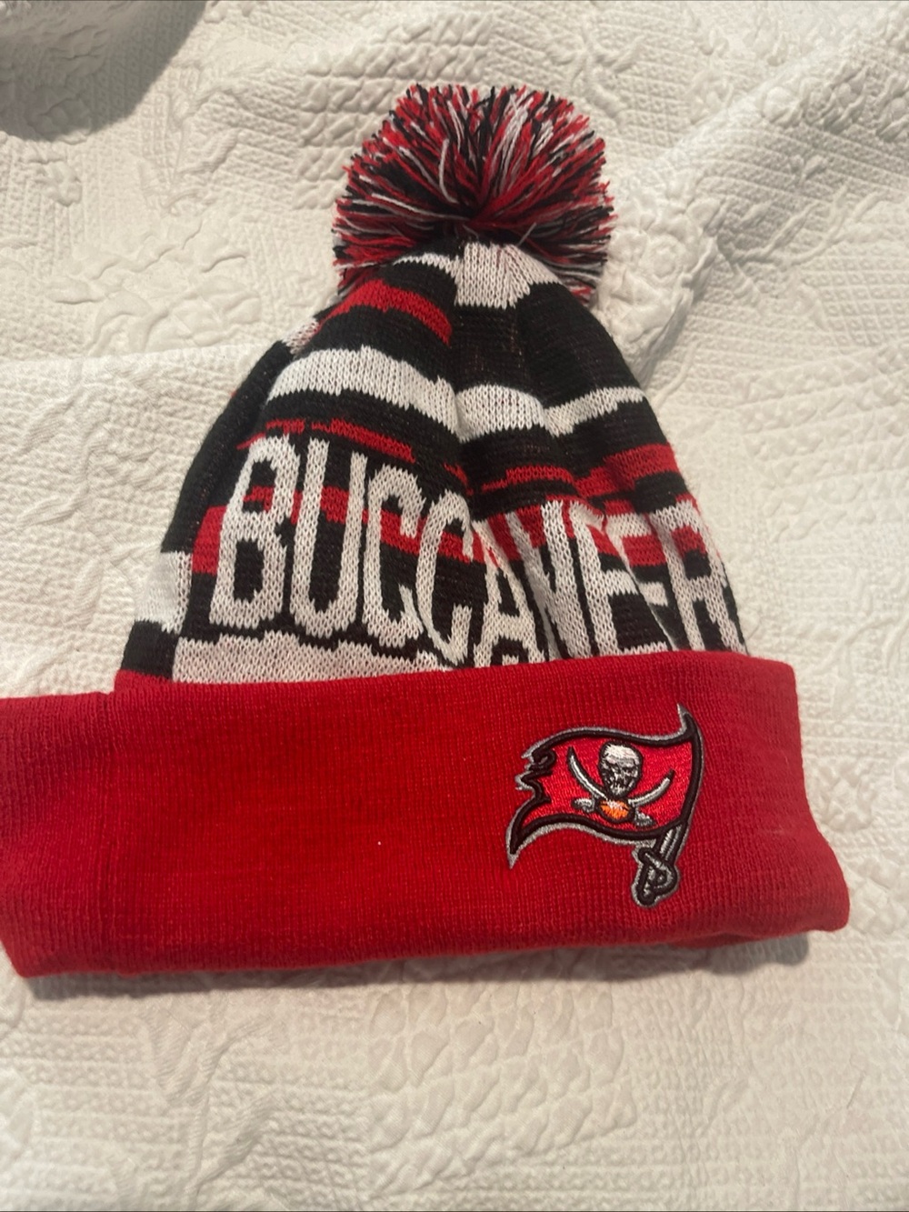 New Era  NFL Tampa Bay Buccaneers Logo Beanie/Cap with Pom Pom Mens One Size